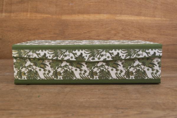 Schachtel elegant mit grünem Dekorpapier